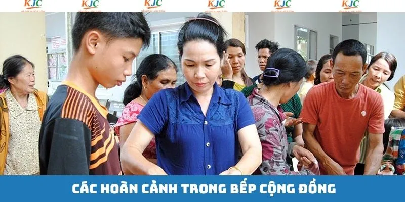 Những hoàn cảnh đặc biệt được nhận quà tại bếp cộng đồng Những hoàn cảnh đặc biệt được nhận quà tại bếp cộng đồng